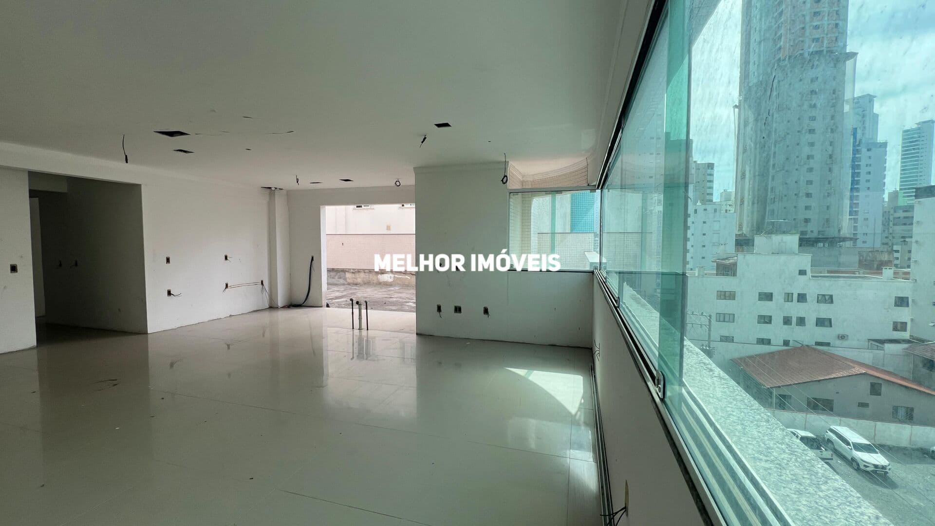 Apartamento Diferenciado com 03 suítes e 02 vagas, localizado no Centro de Balneário Camboriú