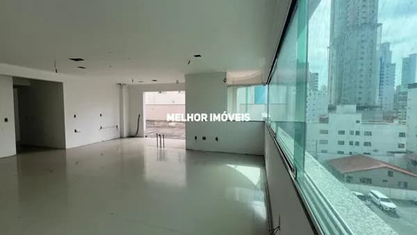 Apartamento Diferenciado com 03 suítes e 02 vagas, localizado no Centro de Balneário Camboriú