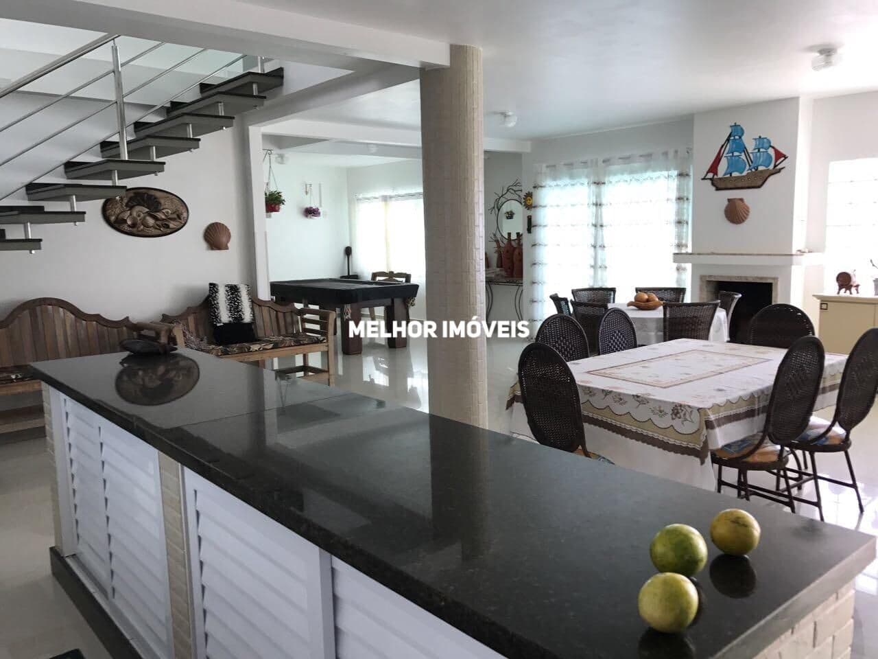 Casa mobiliada, decorada à venda com 06 suítes, piscina localizada na Quadra Mar na Praia do Estaleiro em Balneário Camboriú.