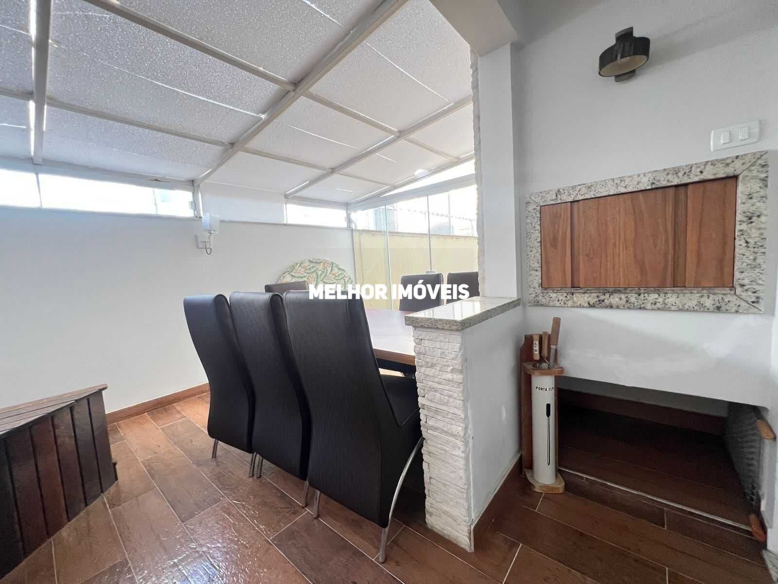 Apartamento Garden à venda com 3 dormitórios sendo 01 suíte e amplo terraço localizado no centro de Balneário Camboriú