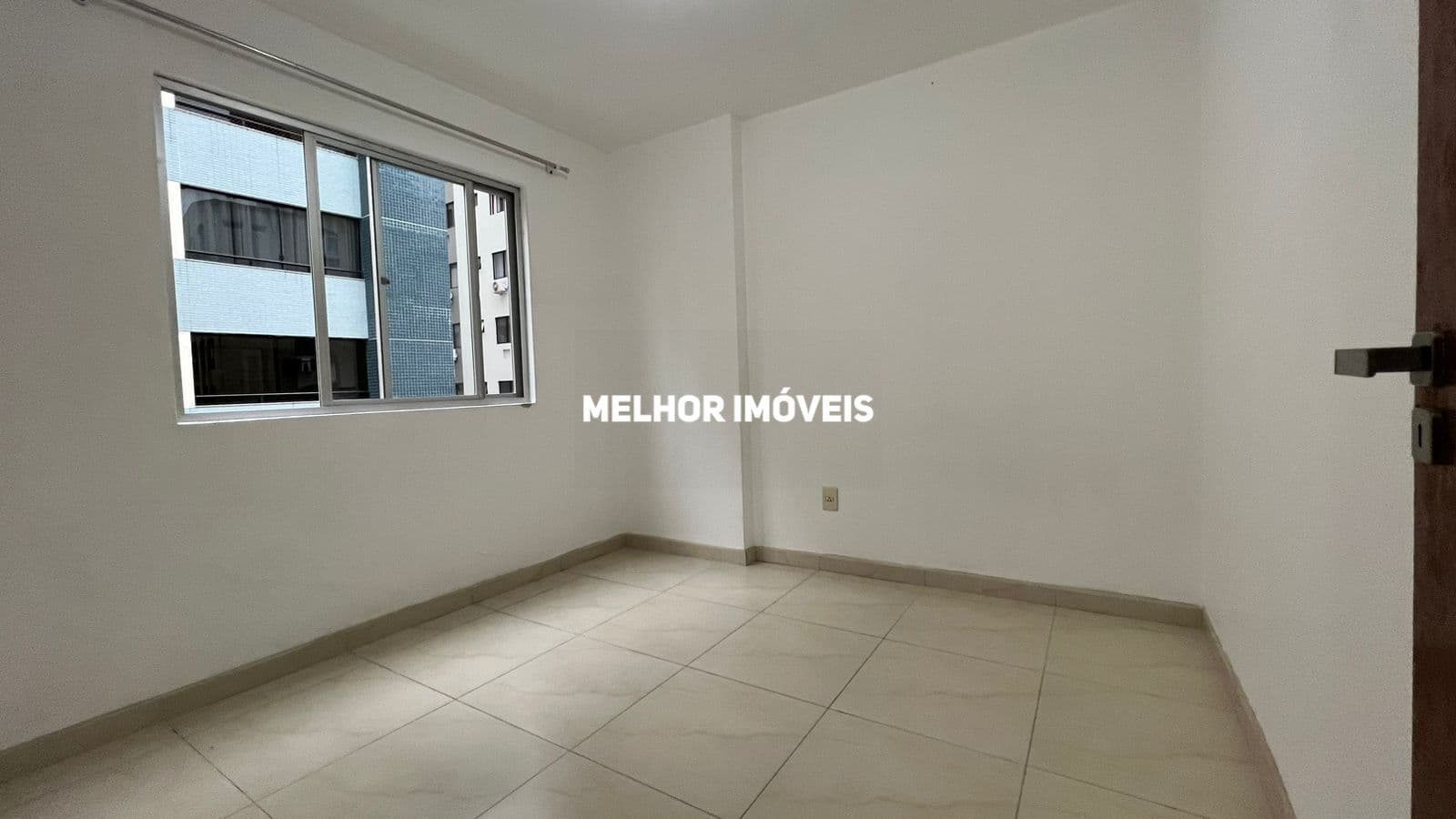 Locação Anual com 02 Dormitórios localizado no centro de Balneário Camboriú.