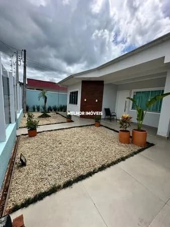 Casa á venda com 3 dormitórios sendo 01 suíte e 03 vagas de garagem em Itapema.