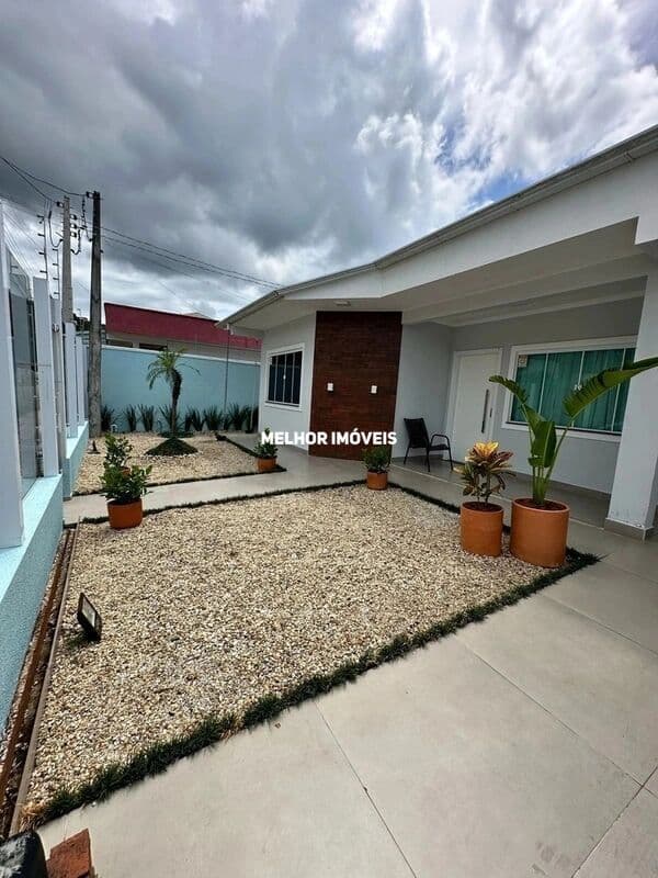 Casa á venda com 3 dormitórios sendo 01 suíte e 03 vagas de garagem em Itapema.