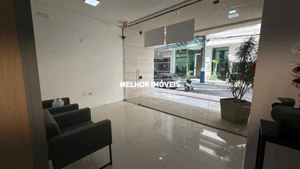 Sala comercial á venda no centro de Balneário Camboriú.