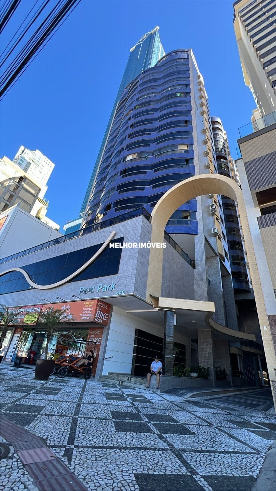 Apartamento Frente Mar á venda com 3 dormitórios 3 vagas amplas localizado no Centro de Balneário Camboriú.