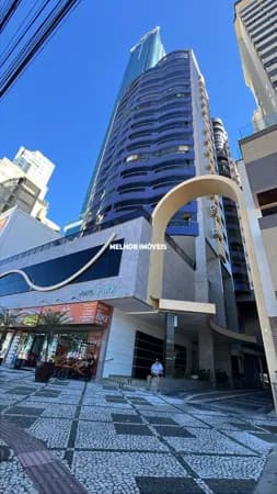 Apartamento Frente Mar á venda com 3 dormitórios 3 vagas amplas localizado no Centro de Balneário Camboriú.