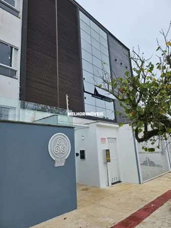 Apartamento mobiliado á venda com 3 dormitórios, SPA privativo, churrasqueira e piscina localizado na Praia dos Amores.