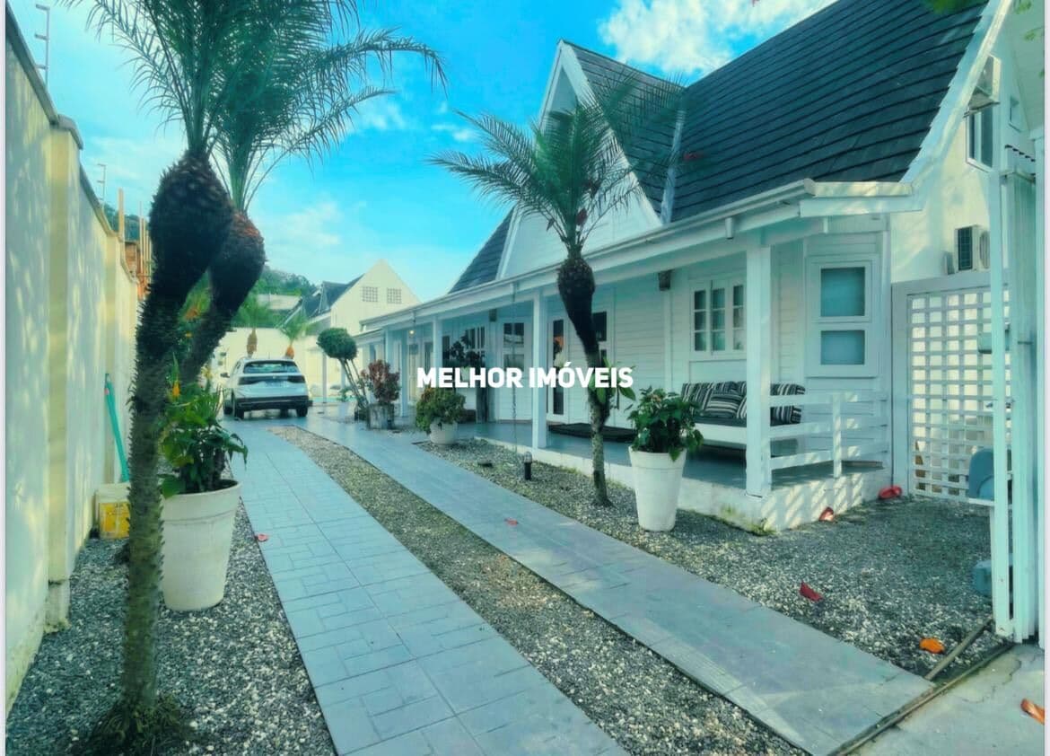 Casa estilo Chalé com 2 suítes e 2 demi suítes á venda no Bairro da Barra em Balneário Camboriú.