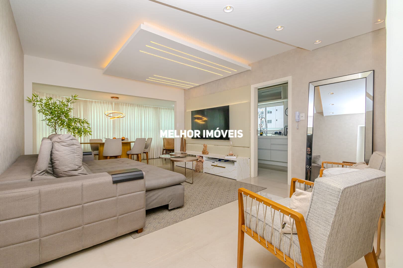 Apartamento com 3 dormitórios e 2 Vagas de garagem no centro de Balneário Camboriú.