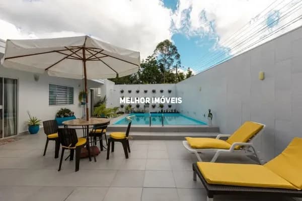 Casa para locação anual em Condominio Fechado com 04 suítes e 03 vagas.