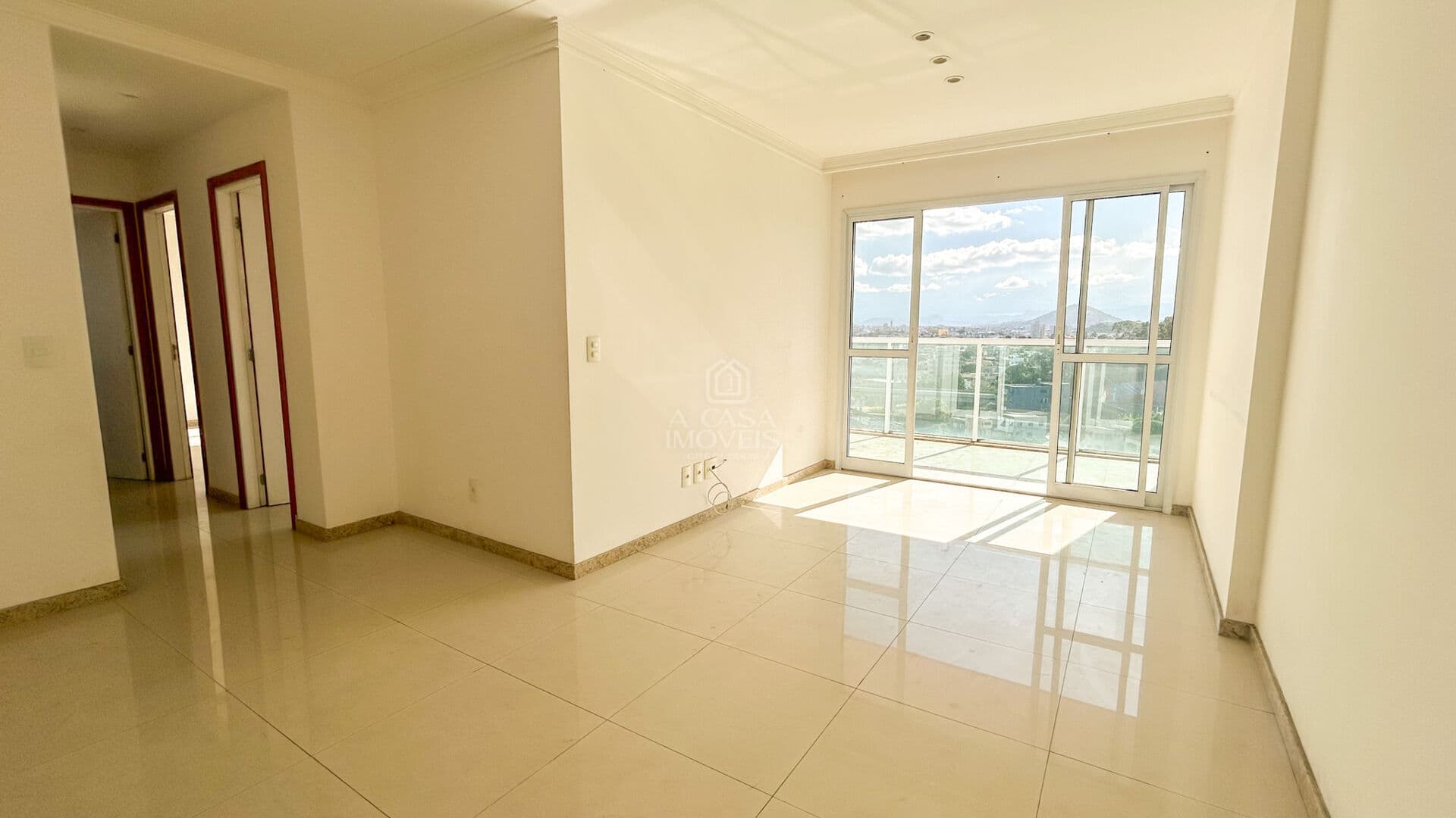 Amplo apartamento e bem localizado!