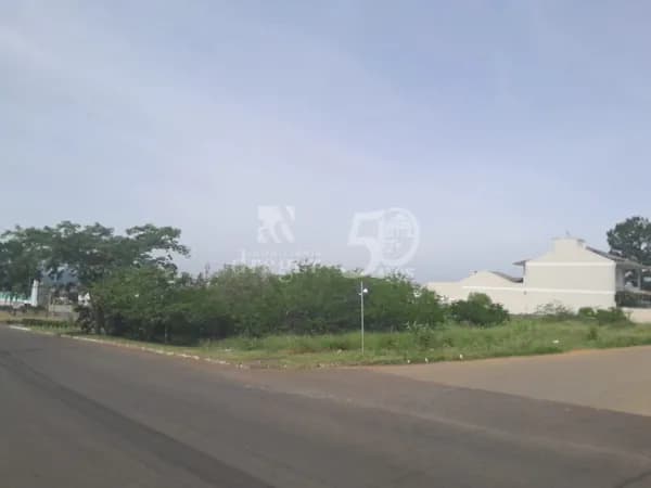 Ótimo terreno de esquina na quadra para a Av. Brasil