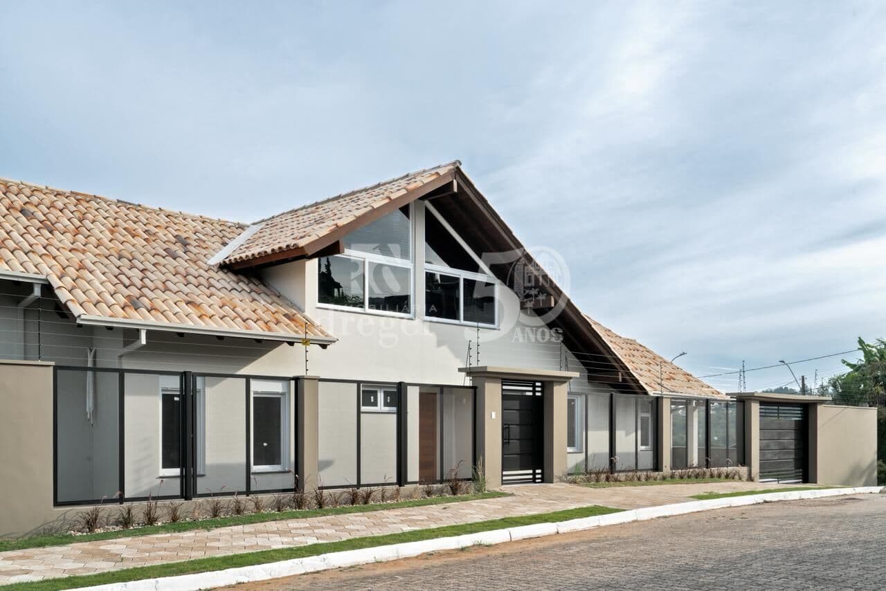 Casa Alto Padrão, 3 Dorm.(3 suites exclusivas), sala estar/jantar com sacada e linda vista da cidade.