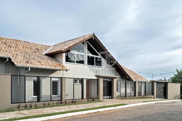 Casa Alto Padrão, 3 Dorm.(3 suites exclusivas), sala estar/jantar com sacada e linda vista da cidade.