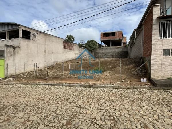 Vendo excelente terreno, murado, no bairro Sion.