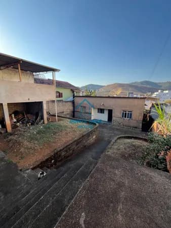Vendo lote, com edificação de uma casa simples, em localização privilegiada em Monlevade.