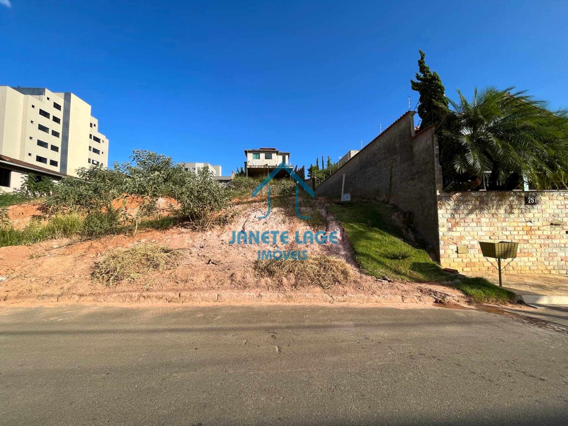 Vendo Lote de 360m² no Paineiras, com rede e muro de divisa lateral e fundo.