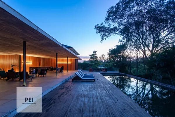 Casa de Campo Moderna Projeto de Arquiteto Renomado em Condomínio Fechado em Atibaia