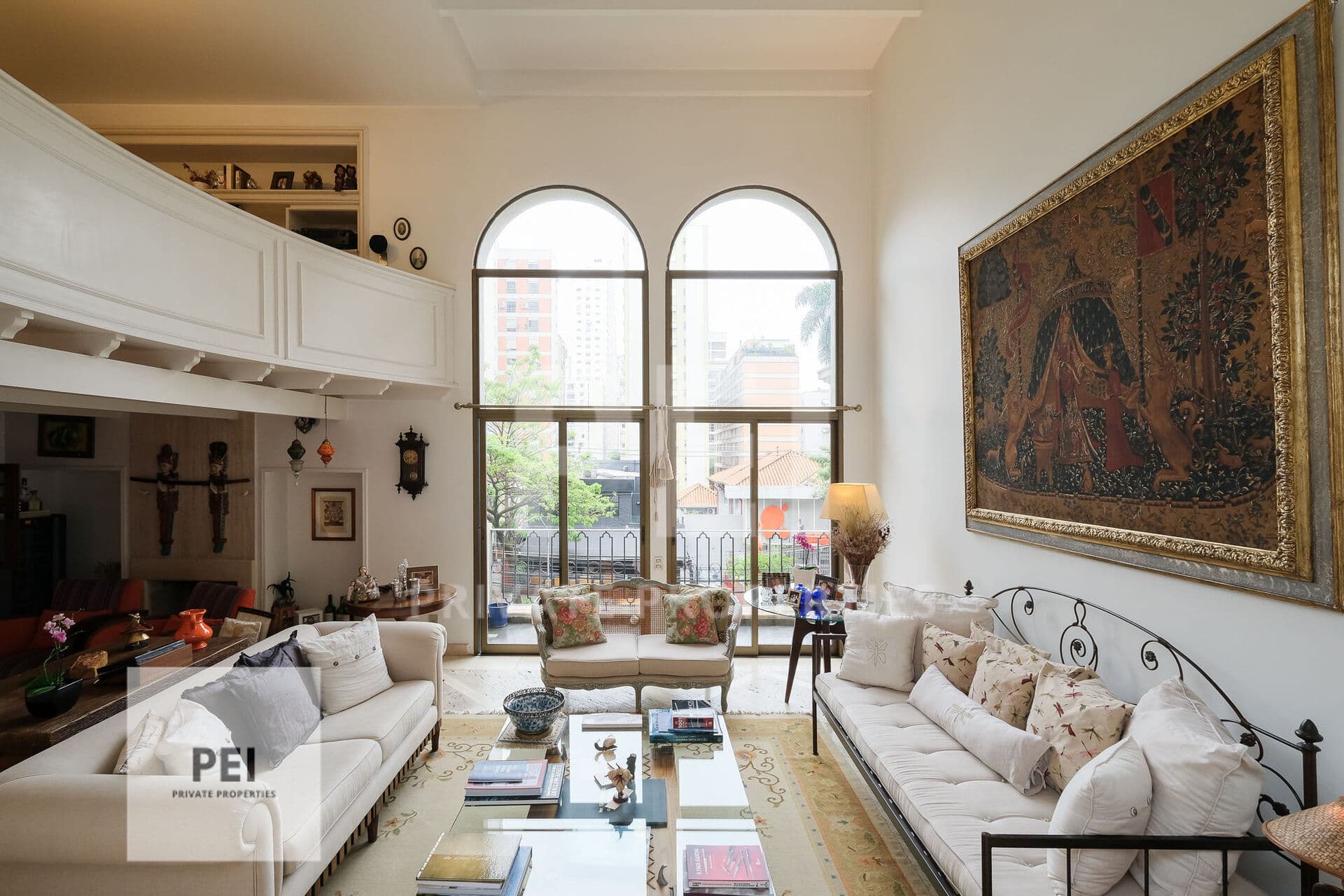 VENDO | Apartamento no miolinho do Jardins com 264m², pé direito alto, 4 suites e 3 vagas