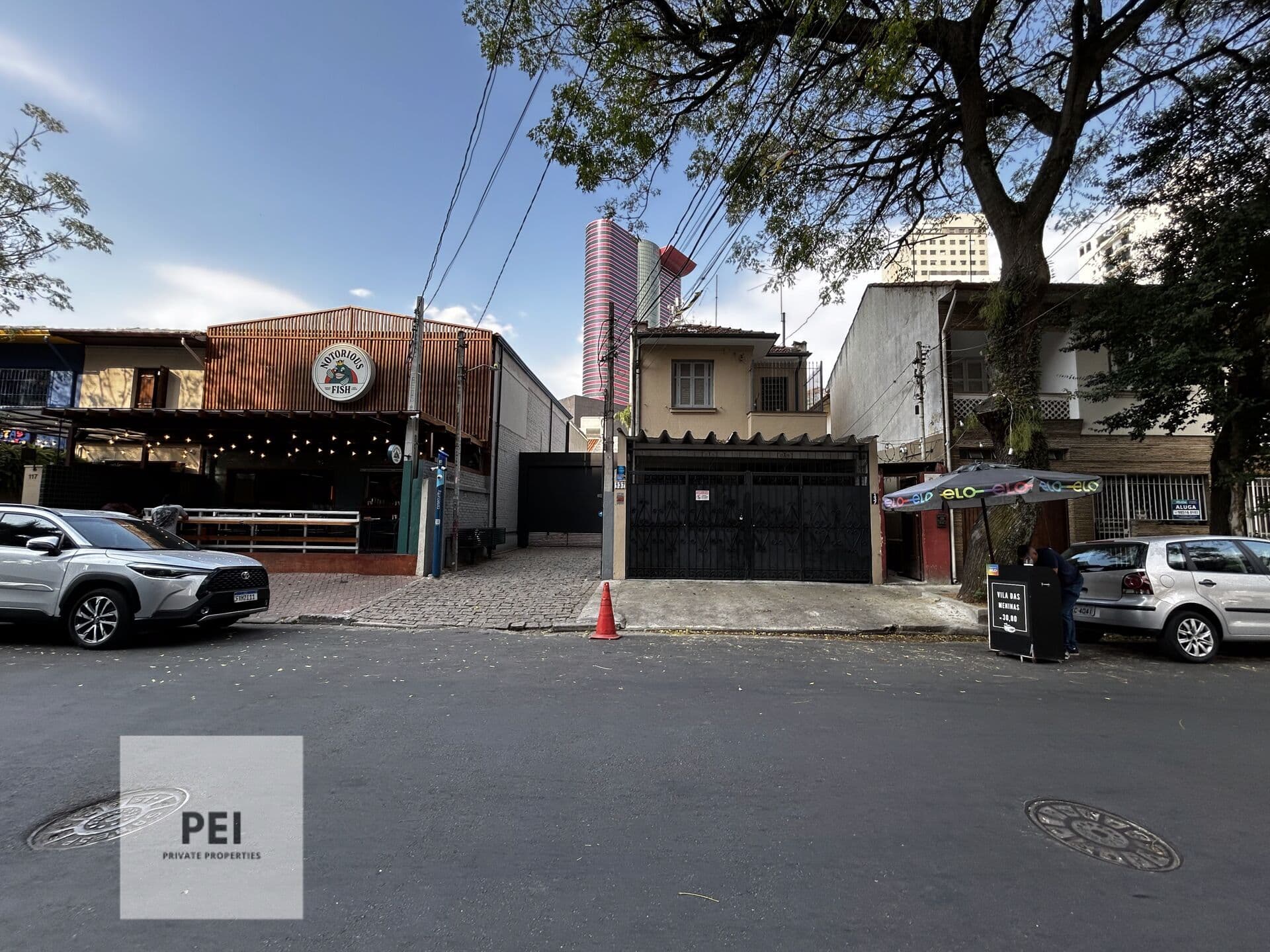 Sobrado Comercial de 154m² zoneamento comercial, grande potencial pode ser usada tanto para comercial como para residencial. Ao Lado da Av Faria Lima