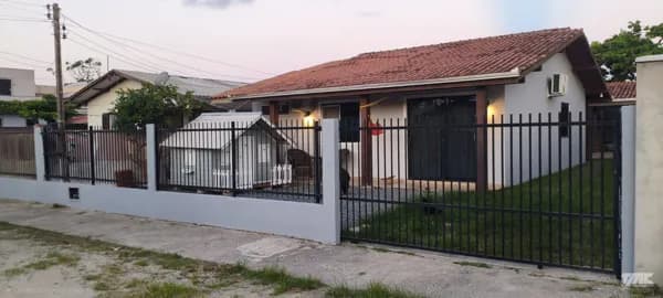 casa moderna e 1km da praia grande