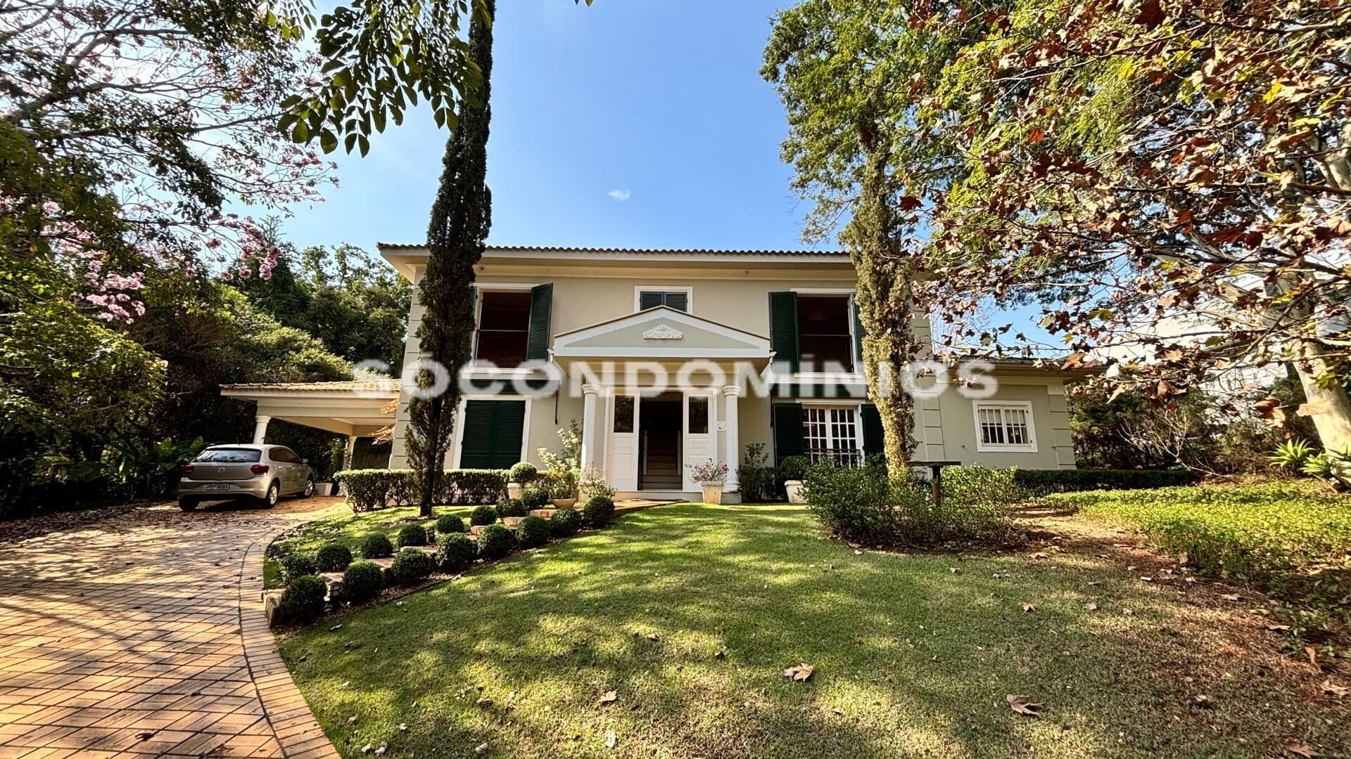 Casa em Condomínio Exclusivo, com 4 quartos, amplo quintal, com casa para hóspedes.