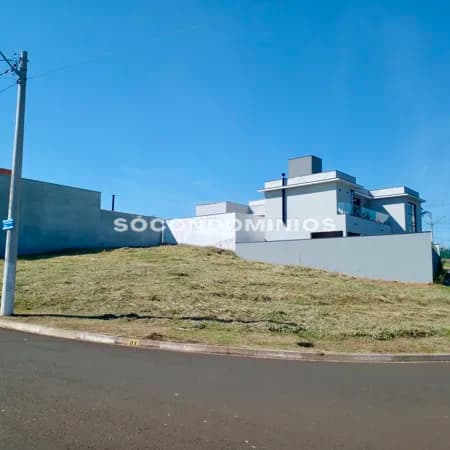 Terreno de esquina em condomínio fechado no bairro Ondas em Piracicaba-SP.
