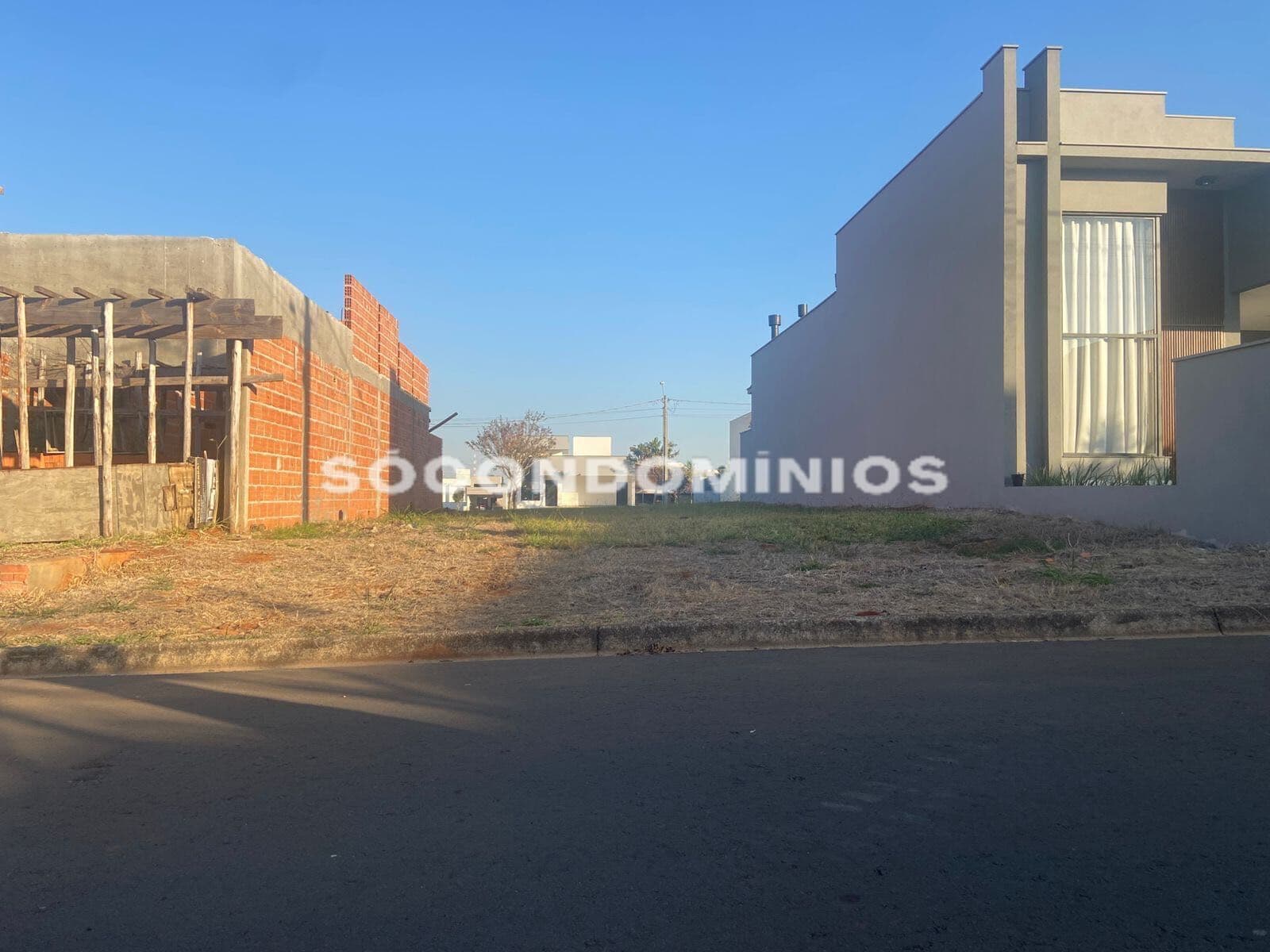 Terreno em Condomínio Fechado