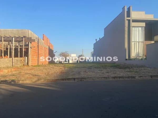 Terreno em Condomínio Fechado