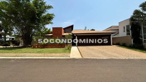 Casa em Condomínio, com 3 suítes