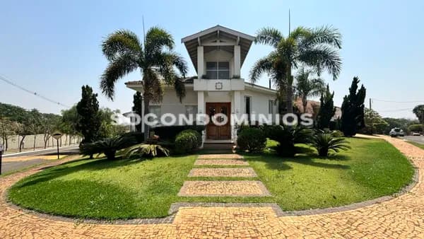 Casa em Condomínio, com 3 suítes e escritório reversível