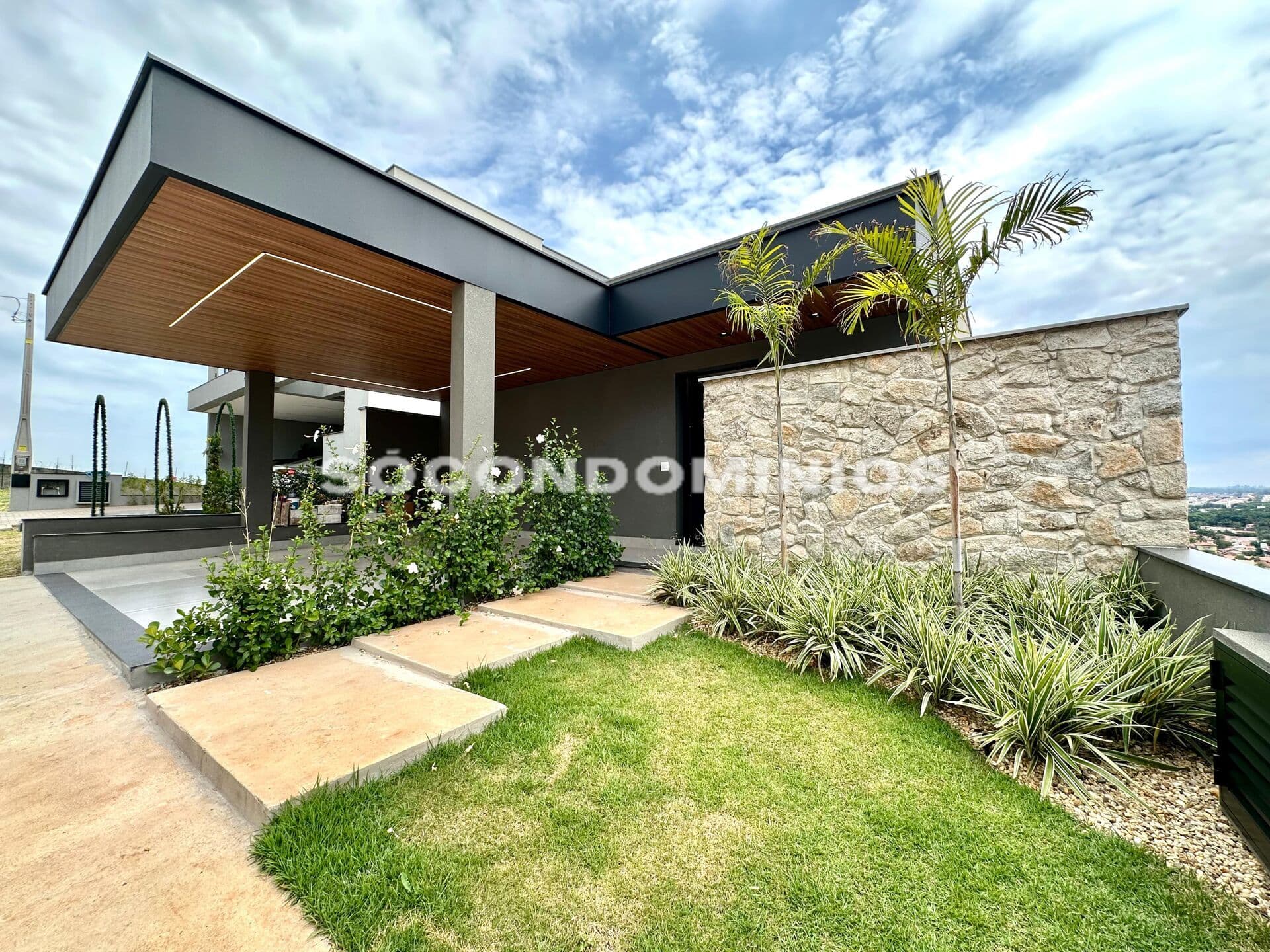 Casa assobradada à venda no condomínio Canada. Condomínio fechado em Piracicaba,SP