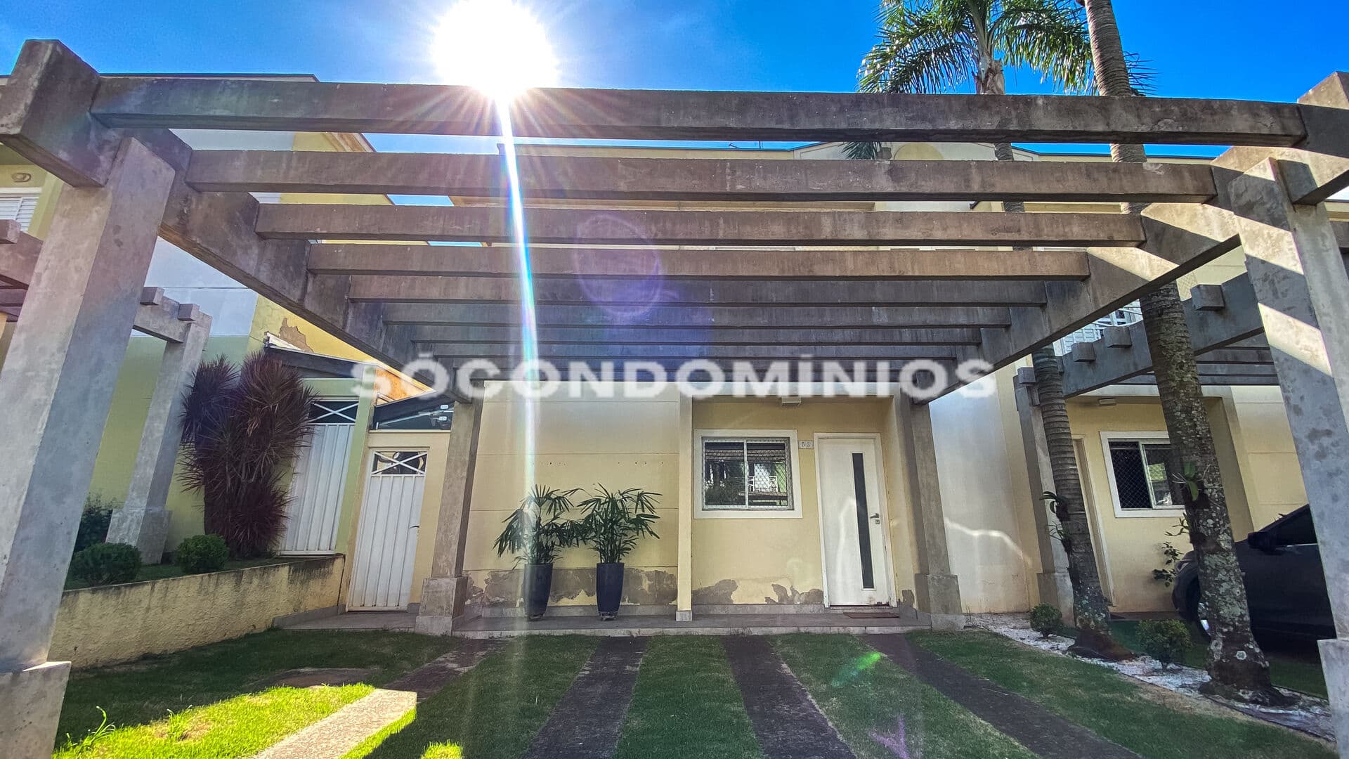 Sobrado com três quartos, piscina e churrasqueira. Condomínio Villa Laranjal. Condomínio fechado Piracicaba - SP.