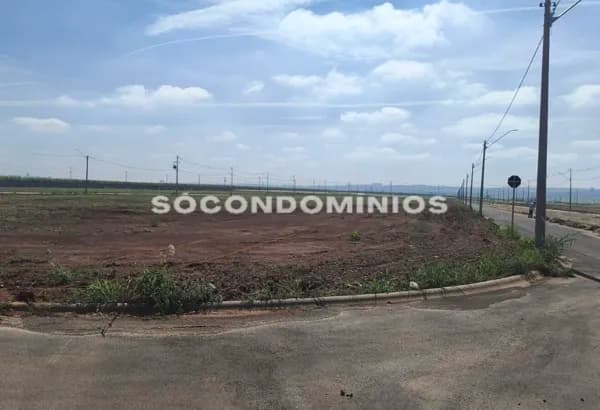 Terreno de esquina à venda na Fazenda Pinheirinho. Condomínio fechado em Rio das Pedras SP.