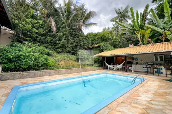 Linda casa com piscina com fácil acesso a Via expressa .