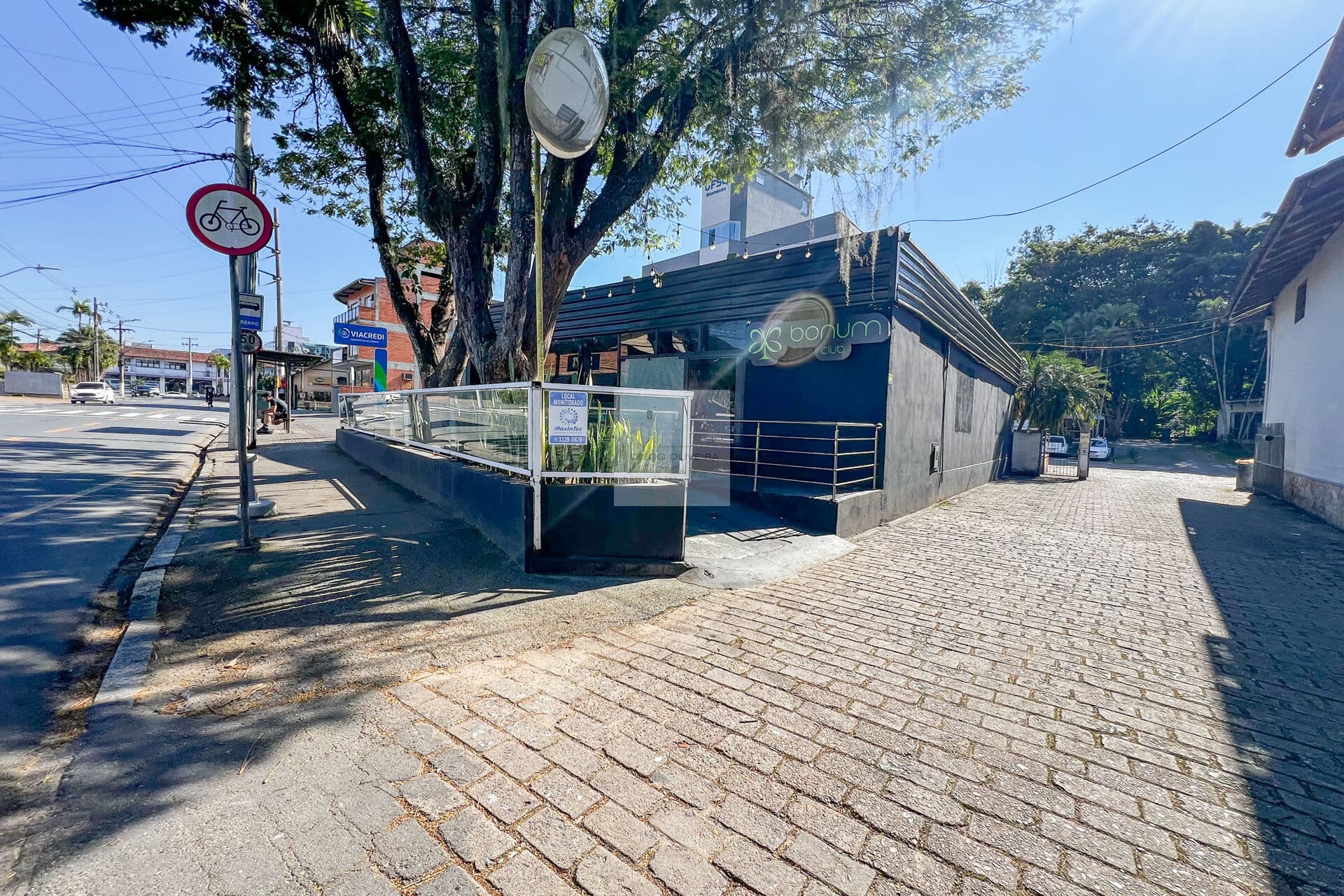 Terreno plano com 4,872 m2 a 5 minutos da vila germânica .