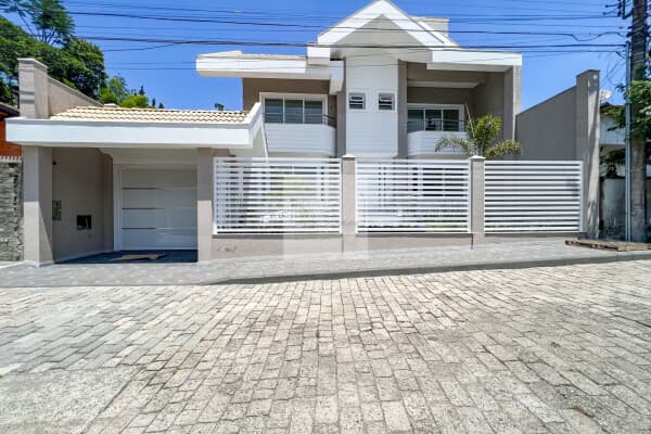 Casa de Alto Padrão com Campo de Futebol