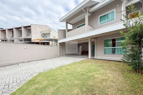 Linda casa a venda com 4 dormitórios no bairro Fidelis em Blumenau-SC