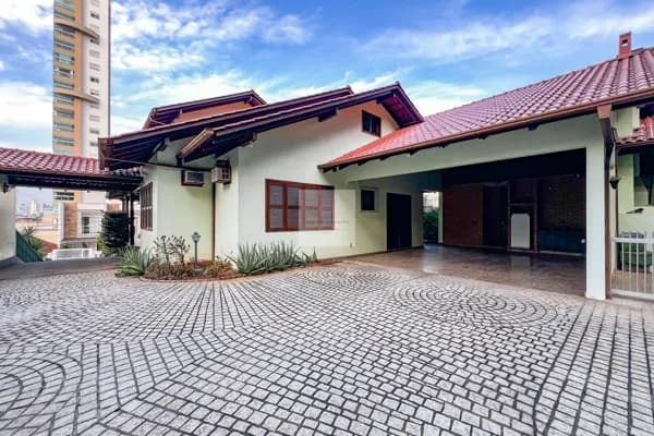 Linda casa na Escola agrícola .
