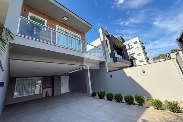 Lindo Sobrado mobiliado com piscina a venda na Itoupava Central em Blumenau-SC