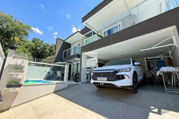 Linda casa mobiliada com piscina no bairro Velha em Blumenau-SC
