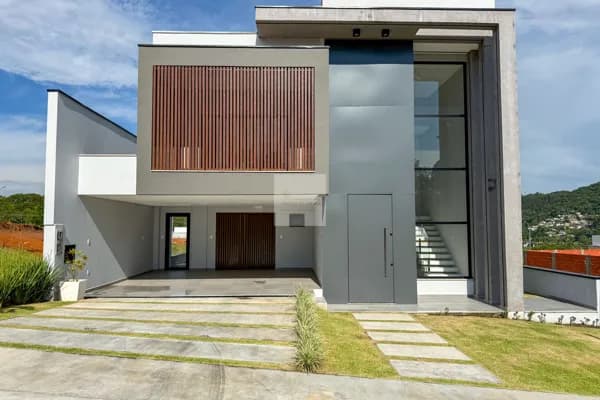 Linda casa no Bairro ponta aguda com 4 suítes em Blumenau-SC