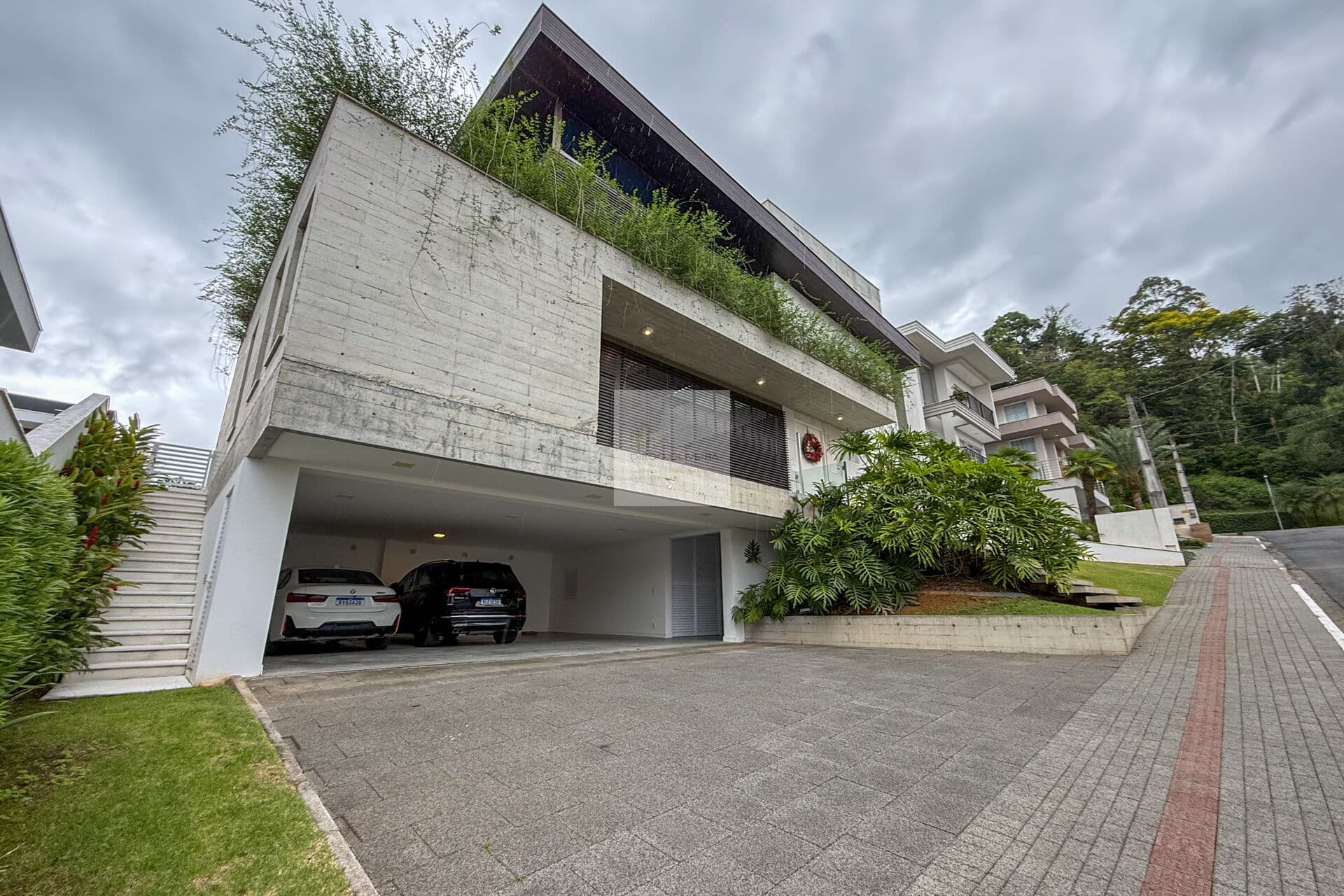 Linda casa mobiliada com 4 suítes no golden park em Blumenau-SC