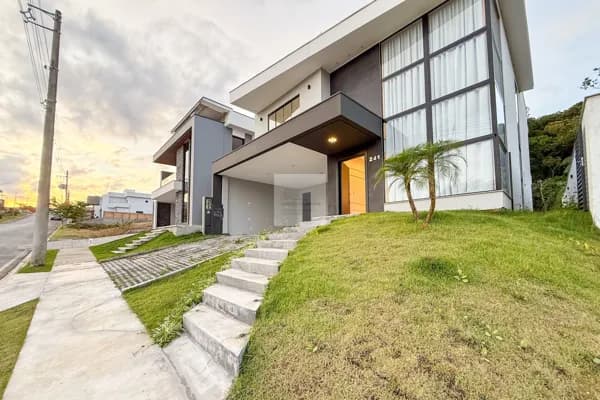 Linda casa semi mobiliada no condomínio Privilege em Blumenau a 5 minutos do centro!