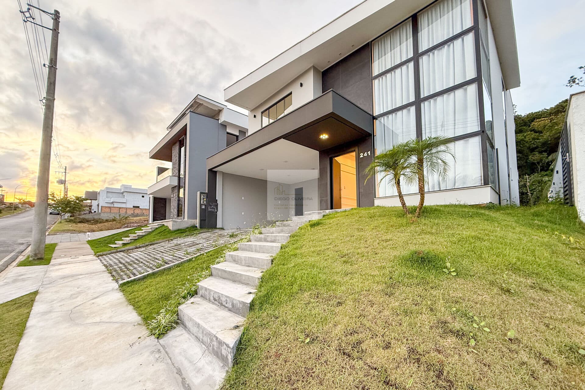 Linda casa semi mobiliada no condomínio Privilege em Blumenau a 5 minutos do centro!