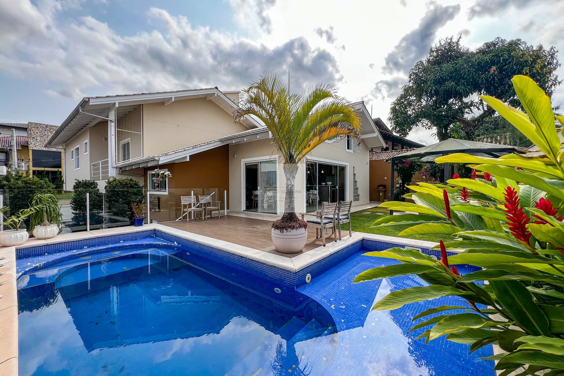 Casa em condomínio com guarita 24 hrs