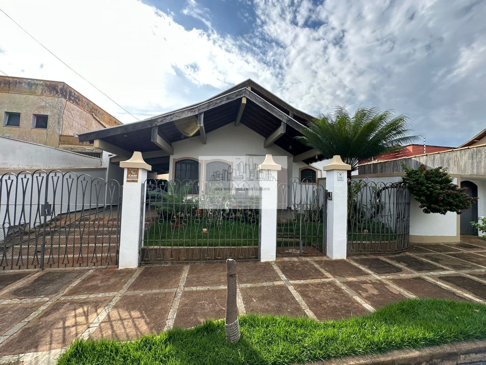 Casa 3 dormitórios no bairro Jardim Aclimação.