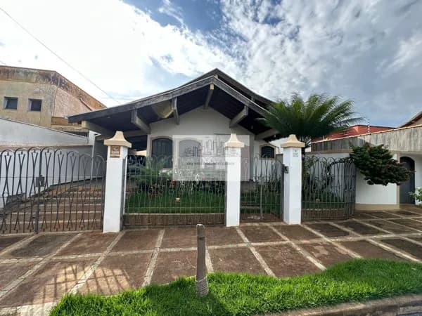 Casa 3 dormitórios no bairro Jardim Aclimação.
