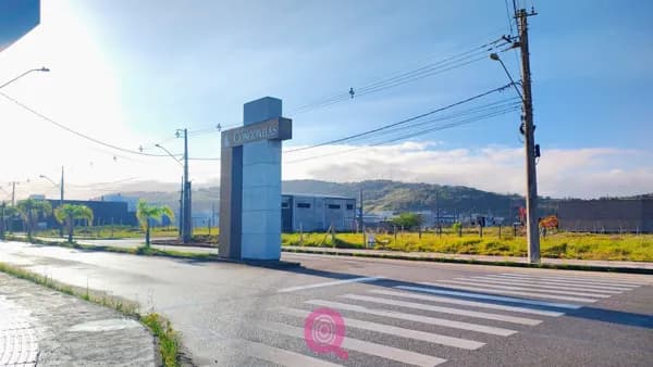 Terreno de esquina em Loteamento pronto!