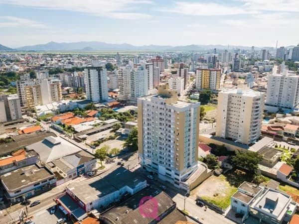 Apartamento com suíte no Centro